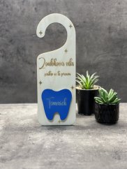 Zoubková víla - visačka na dveře modrá
